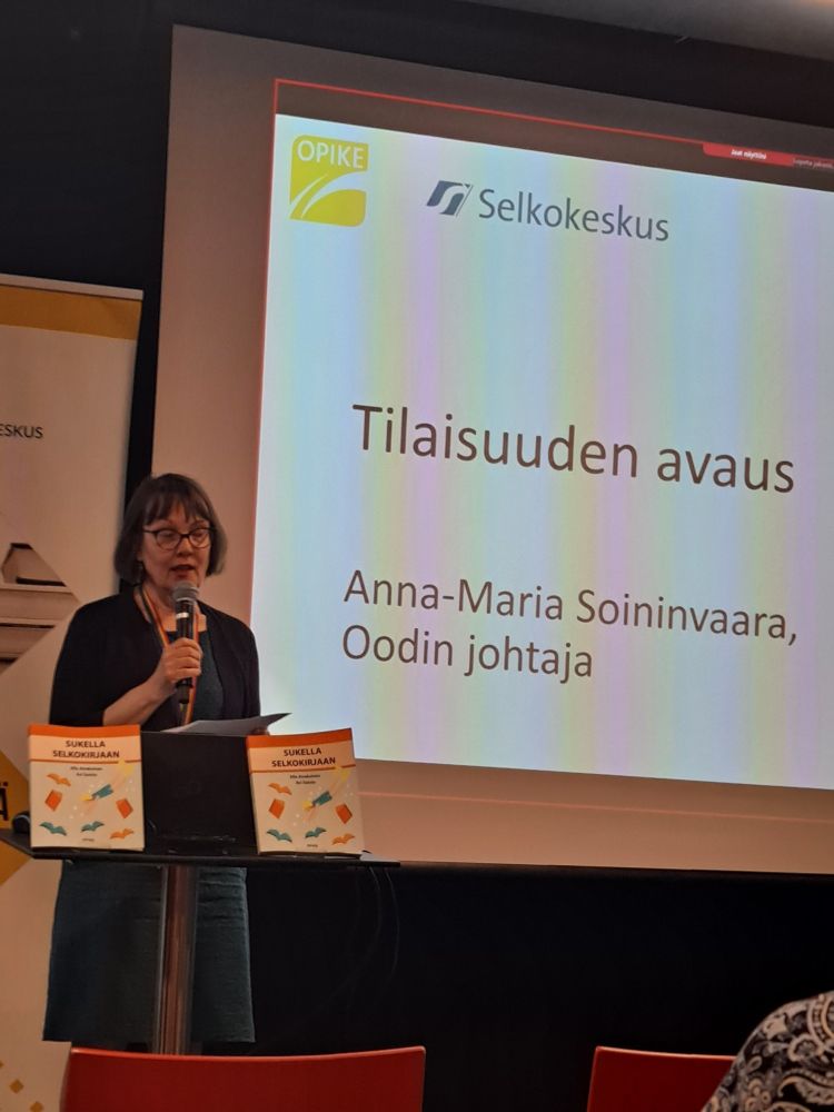 Anna-Maria Soininvaara, Oodin johtaja, kertoo selkokirjojen lainauksesta.