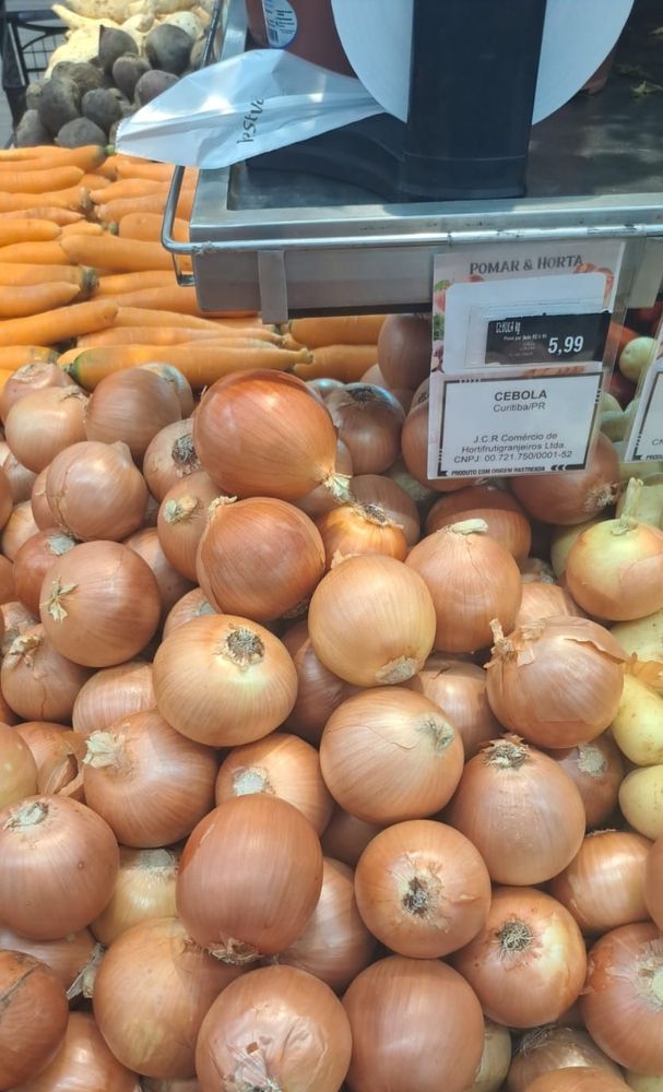 Enormes cebolas em uma banca de mercado 
