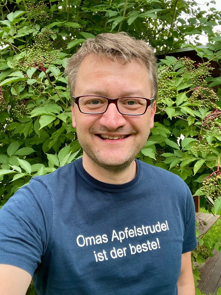 Ich trage ein T-Shirt mit der Aufschrift "Omas Apfelstrudel ist der beste!"