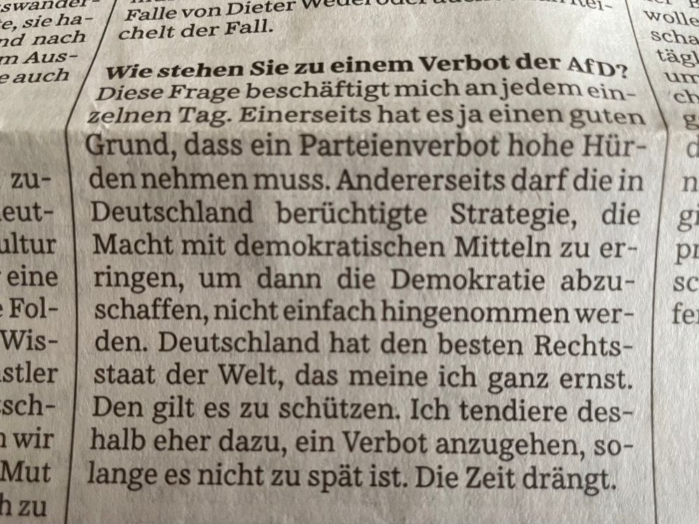 Ausschnitt aus einem Interview mit Medienanwalt Christian Schertz in der SZ vom Freitag. Auf ein AfD-Verbot angesprochen, sagt er: "Deutschland hat den besten Rechtsstaat der Welt, den gilt es zu schützen. Ich tendiere deshalb eher dazu, ein Verbot anzugehen, solange es nicht zu spät ist. Die Zeit drängt."