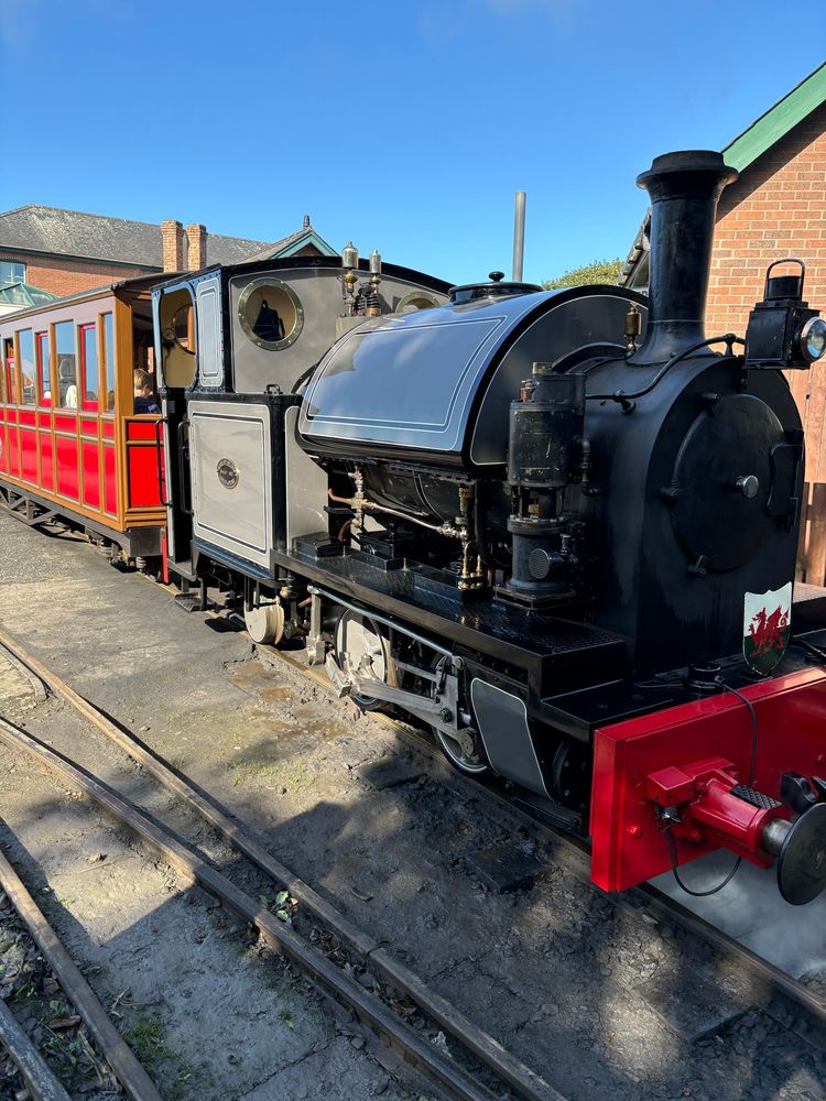Edward Thomas, ready to leave with the first morning train. Absolutely love the “Works Grey” livery! 