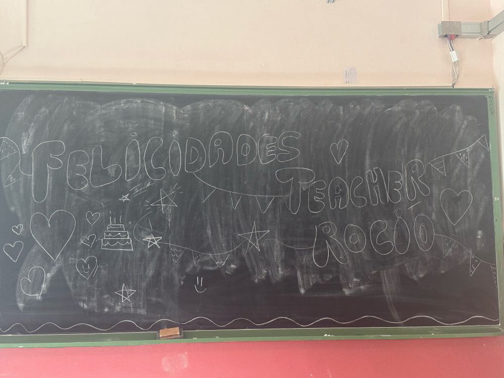 Pizarra pintada con el mensaje “Felicidades Teacher Rocío”