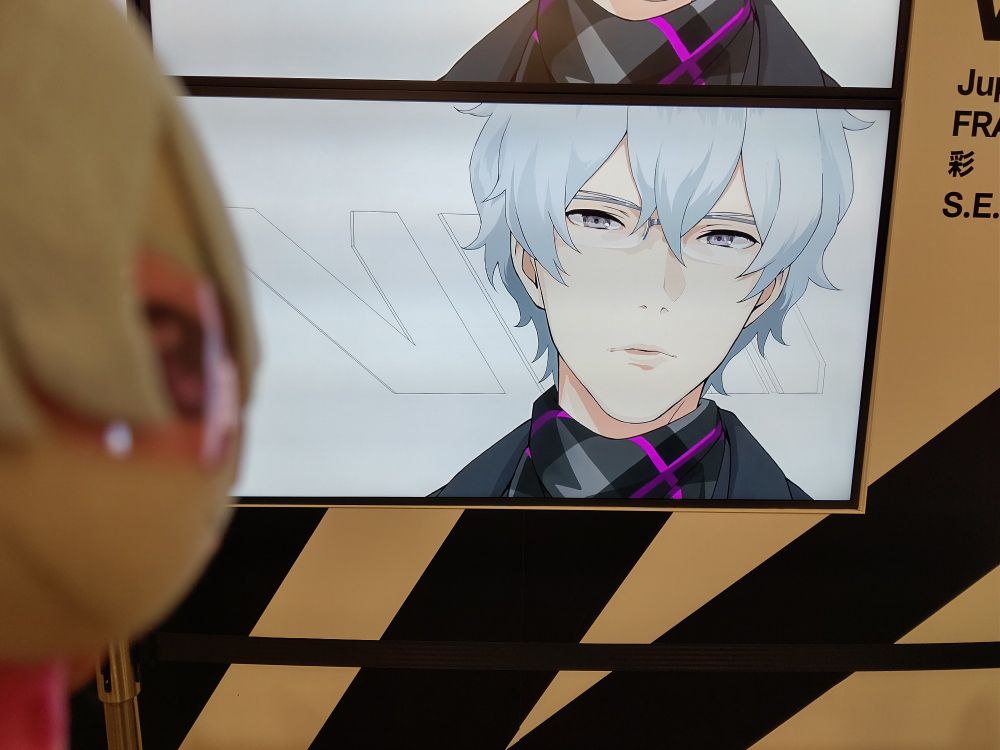 FiFS展の硲道夫さんを見つめる、ぬいぐるみのはざまみちおさん