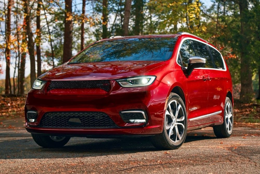 Front of Chrysler Pacifica with Dodge design cues