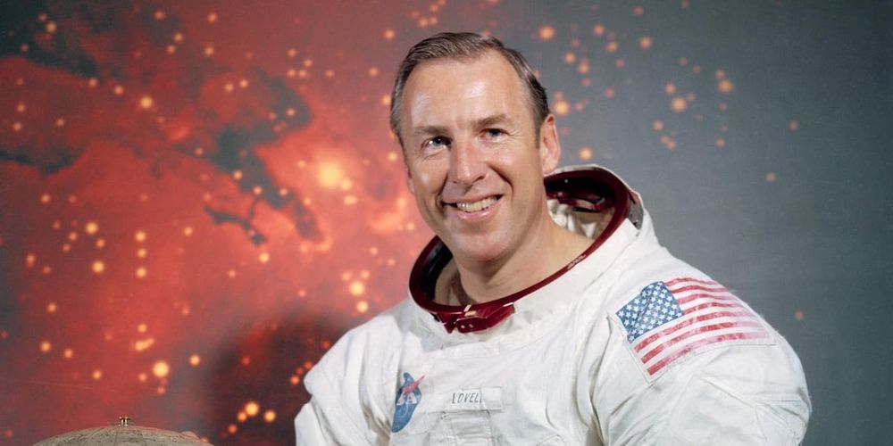 Astronaut James Lovell, who was commander of the 1970 Apollo 13 mission that managed to get back to earth safely after an oxygen tank explosion, has died.