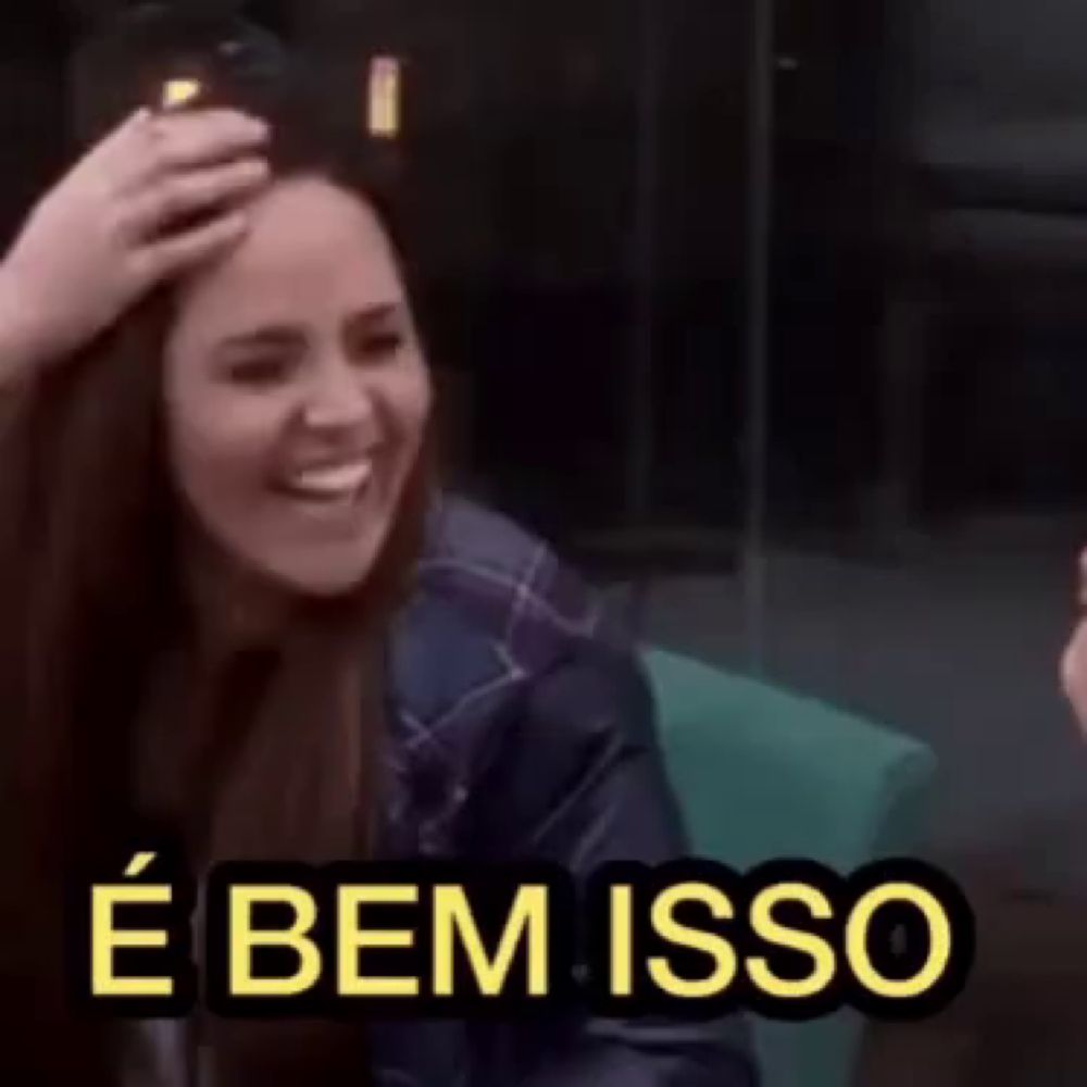 a woman with long hair is laughing with the words e bem isso behind her