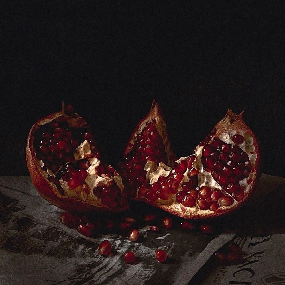 Crispy photo of a pomegranate that’s split open 