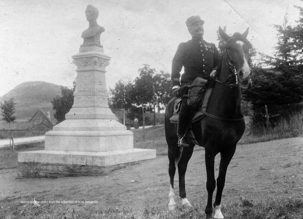 Capitaine Eugène CARON montant un cheval durant une manoeuvre en 1906.