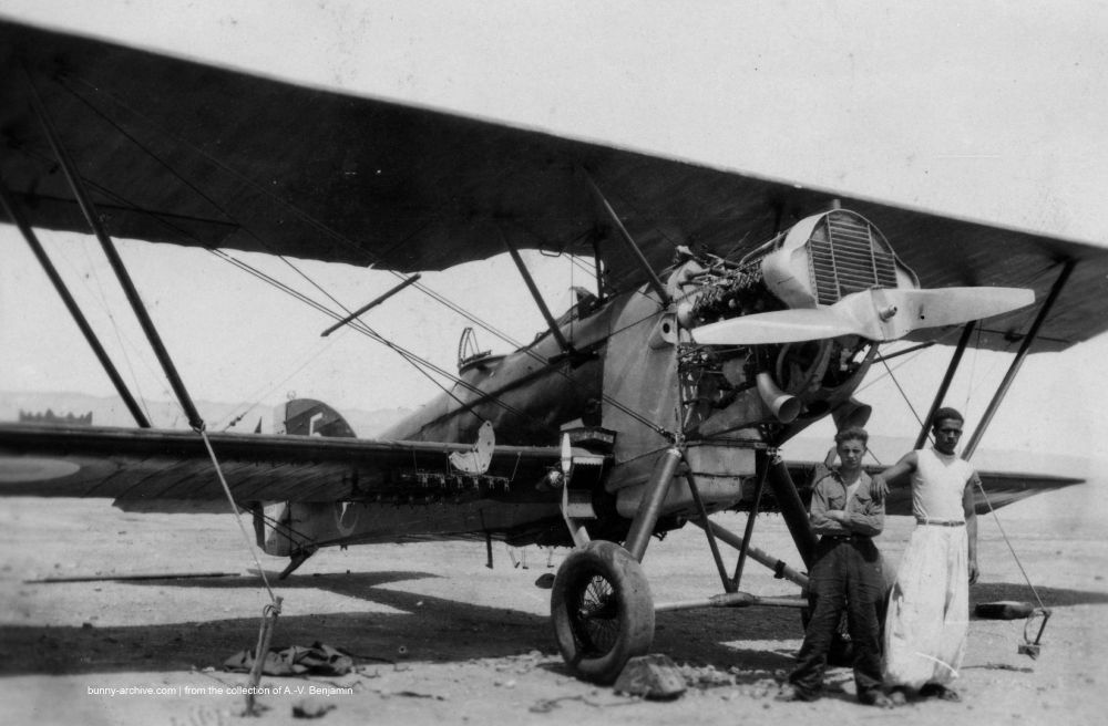 Potez 25 TOE. Forteresse/cité en arrière plan ? L'homme à droite semble être Marocain