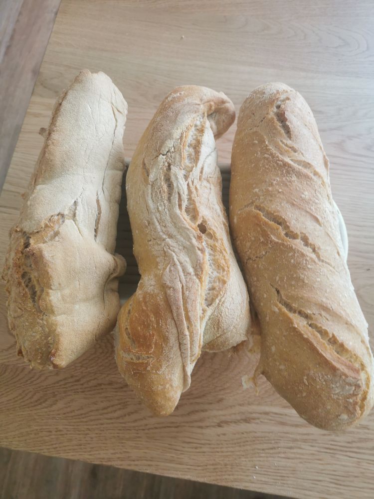 Verongelukte baguettes omdat ik ze niet goed van de plank af op de baktegel kreeg. 