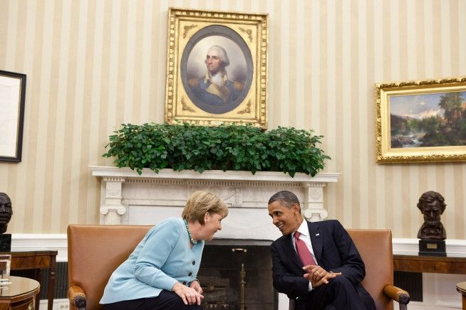 Picture of the Oval Office with Angela Merkel and Obama with no bling 