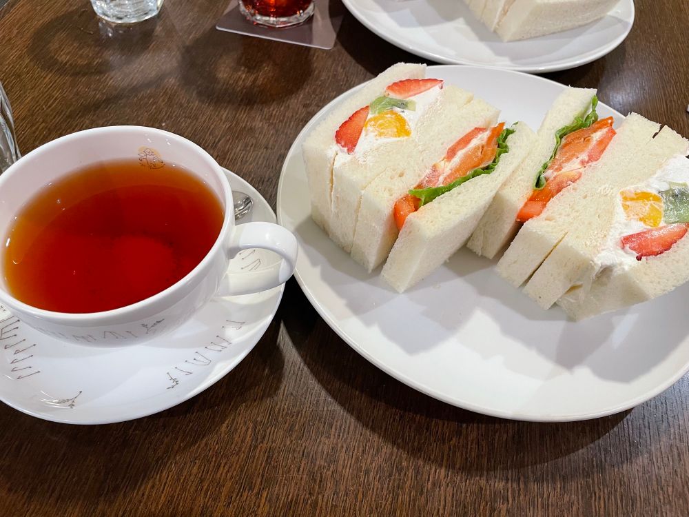 紅茶とサンドイッチの写真