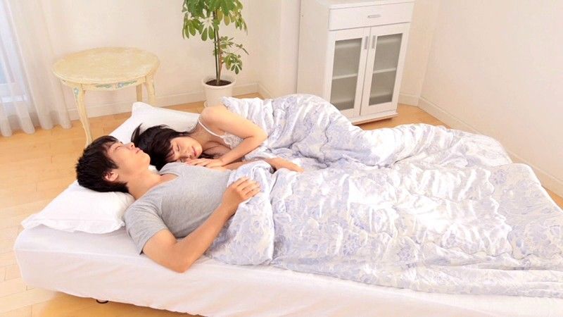 【一条綺美香 見つめ合い・感じ合い・求め合う…本気SEX「忍び撮り」4本番】
奇跡の48歳一条綺美香、待望の第2弾は「忍び撮り」シリーズに挑戦。カメラを忘れて解放された…奇跡の48歳美淑女の本性が明かされる。密室で汗まみれになりながら、男と女が本能の赴くままに我を忘れひたすら身体を求め合う…。プライベート率98％の本物の表情、スケベ汁100％の本性をお見せします。