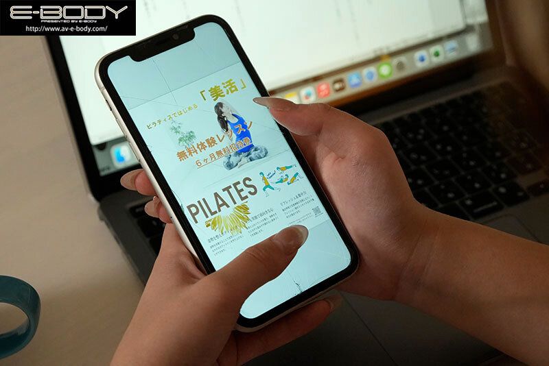 【インフルエンサー彼女に知り合いのピラティスを紹介したら 媚薬を仕込まれセクシースポーツウェア姿で絶頂・失禁・快楽堕ち 涼風うい】
同棲中の彼氏に紹介されたピラティス体験。日々、美容案件を受けている身として、SNS映えするボディメイクは欠かせない！そう思って申し込んだジムで渡された、カラダのラインが浮き出...