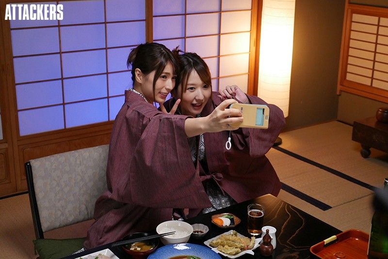 【婚前の寝取られマッサージ 星野ナミ】
結婚を間近に控えた週末。学生時代からの親友が結婚祝いにと一泊二日の温泉旅行に誘ってくれました。旅行代理店に勤めているだけあって素敵な旅館においしい料理。夜にはマッサージまで予...