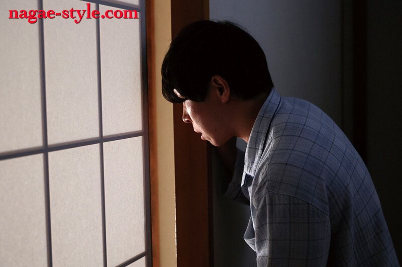 【熟母20 ～息子の童貞をやさしく捨てさせた母～ 小林真梨香】
夫は年中出張で家に寄り付かず、ほとんど家には母と子の2人きり。夫が居ないせいか母に甘える息子と息子を過保護にしてしまう母親。ある時、母は息子の自慰行為を見てしまう。それがきっ...