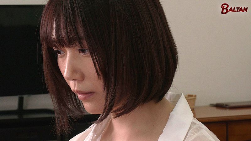 【一度の射精で満足してしまう夫に嫌気が差した人妻は、ネットで知り合った男をM調教し、嫌がる男を何度も絶頂させる悦びを知ってしまった異常性癖痴女 中野真子】
結婚して3年。旦那との仲も良く、順風満帆な結婚生活を送っている真子。しかし淡白な夫に少し物足りなさを感じていた。夜な夜な旦那が寝てから火照った身体を一人で慰める日々。そんなある日、ネットの掲示板でセフレの募集を見つける。緊縛、媚薬、連続強●射精。抑えていた性欲が溢れ出し、痴女に目覚めた真子は犯し続ける！