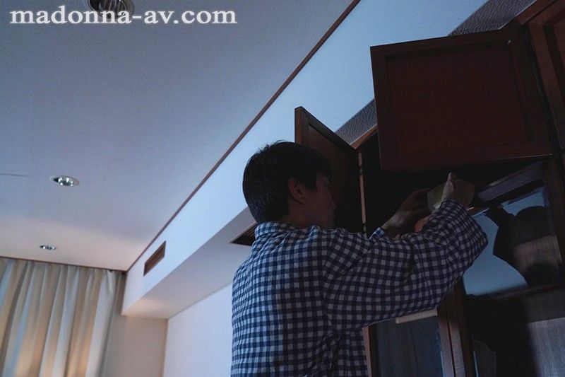 【妻の浮気を知った日から、目の前でSEXをさせるまでの寝取らせ記録映像―01。】
妻のはるなとは職場恋愛の末に結婚をした。結婚を機に専業主婦になり3年、最近、妻の様子がおかしい気がしてならない。髪型も、化粧も、洋服も少しずつお洒落になっているのが私にも分か...