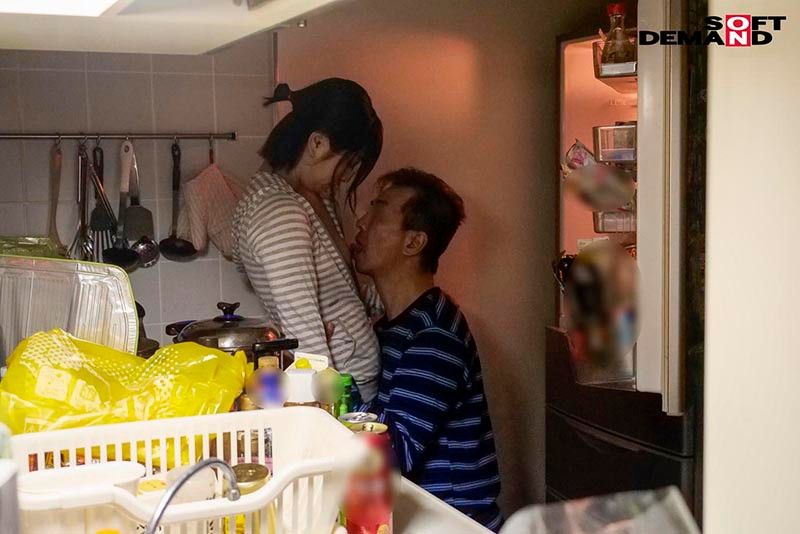 【父親に家庭内わいせつされてる娘 中城葵】
引きこもりの娘と父。父親が娘にわいせつをしているところを撮影したものを編集した投稿作品。日常的に、近親相姦が繰り返されている異常な親子のドキュメント作品。