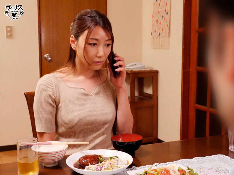 【深夜になっても帰らない親父を健気に待つ義母に欲情 朝まで何度も中出しする略奪相姦 加藤あやの】
「人生の伴侶は君しかいない」そう誓ってくれた夫を信じていたのに…。幸せな結婚生活を夢見ていた綾乃に突き付けられたのは現実の非情さだった。浮気癖が再発した夫は夜な夜な遊び歩き、...