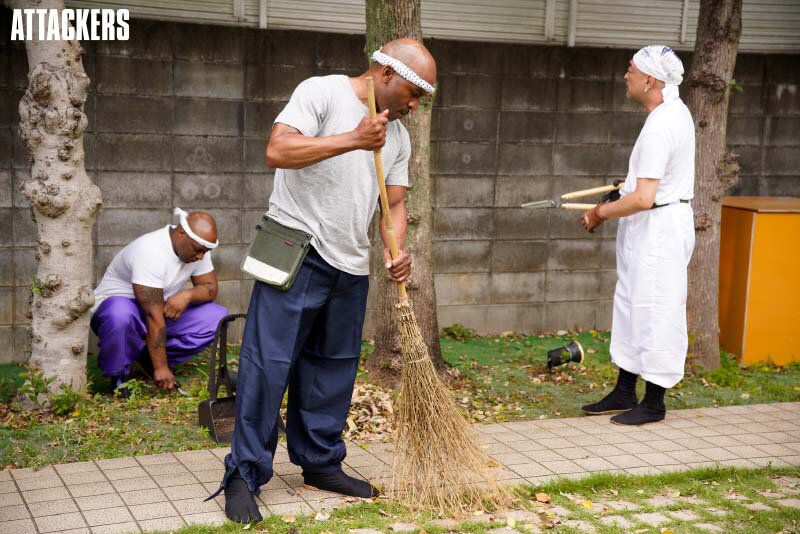 【BBP初解禁！ 外国人肉体労働者に犯●れた新妻 岡田ひなの】
岡田ひなのBBP解禁！夫の和男と結婚してもうすぐ一年。まだ新婚ムードに溢れた毎日に私は幸せを感じていました。そして信じていました。この幸せがずっと続く事を…。夫の出張中、自宅の庭の手入れを依頼した造園業者の男たちに犯●れた美人妻の悲劇！