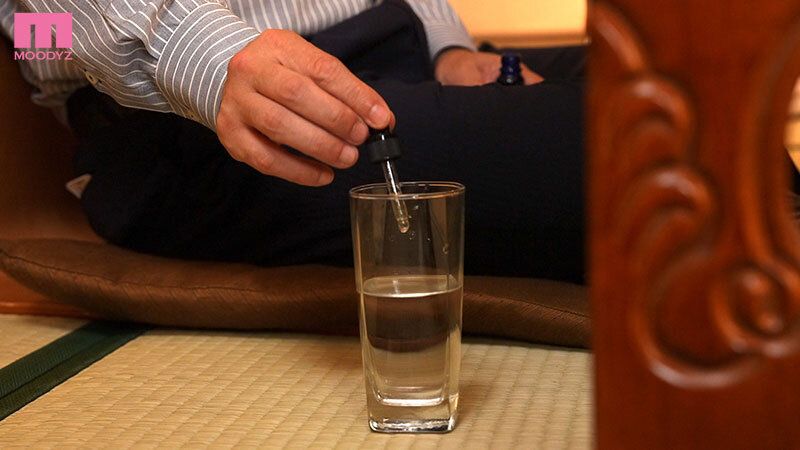 【前戯好き変態教授とまさかの相部屋で何度も何度も舐め堕ちさせられクンニ沼に溺れた私… ゼミ合宿NTR21発中出し 三崎なな】
彼氏のことは好きだけれど前戯をしてくれないことに不満を抱く女子大生のナナ。カレとの性行為の内容を書き記した日記を舌がよく回り饒舌で舐めることに異常なこだわりをもつ変態教授に拾われ中身を見られてしまう。ナナの性事情を知った変態教授はゼミ合宿の際に、ナナのカラダを舐めまわし彼氏から寝取るための策略をする…リモート中の彼氏の目の前で舐めダルマ教授の屈辱クンニにドハマりし中出し肉便器にさせられた女子大生の末路…