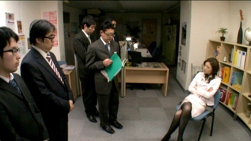 【女社長 羽田あい 逆レ●プ 立場の強いオンナが男を●す】
美人社長羽田あいが権力を利用し、部下の男性社員たちを肉体的に支配していく。「私の目の前でオナニーしなさい！」社員にオナニーを強要し、「バレないようにマ○コ舐めて…」と会議中、...