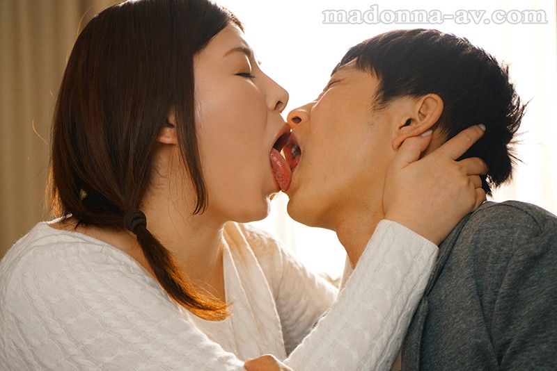 【専属・岡江凛×熟れコミ！！ 原作:からあげチャン 友達のお母さんとセフレになりました。 ～肉感美熟女の秘めた発情性交を卑猥に実写化！！～】
人気同人コミック「友達のお母さんとセフレになりました。」がマドンナ専属・岡江凛で実写化！友人・将暉の母（岡江凛）の豊満な肉体に密かな興奮を覚えていた隼太。そんなある日、公衆便...