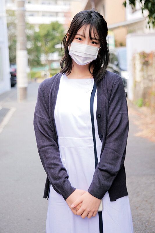 【顔出し解禁！マスク美女の歯科衛生士さんが童貞君と口SEX！普段はマスクの下に隠された美顔を初披露！キス未経験男子に優しくDキス、舌吸い、舌挿入、舌激ピストン！顔中よだれまみれで恍惚絶頂！下のお口も濡れ濡れになってま○こでも童貞君と筆おろしセックス＆連続…】
お昼休み中のマスク美人歯科衛生士さんに声をかけ、「童貞君と口セックス体験してみませんか？」と突撃交渉！最初は戸惑っていた歯科衛生士さんも恥ずかしそうにマスクを外すと…その素顔...