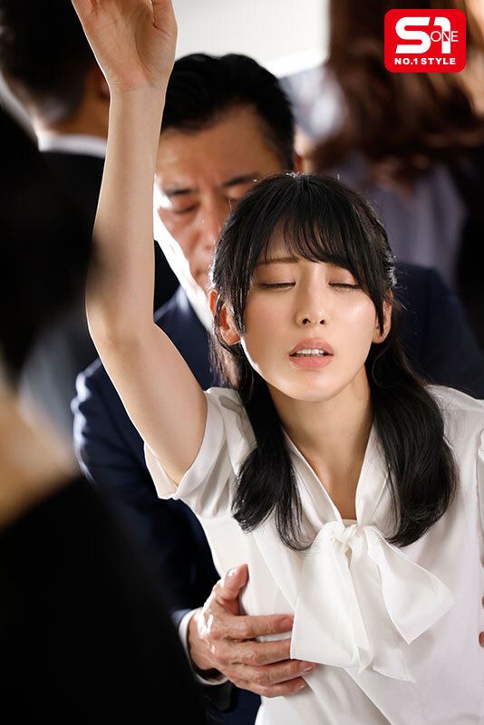 【聖職者でありながら電車痴●の虜になってしまった女教師 金松季歩】
教師である季歩は真面目で控えめで普段は全くオナニーもしない性に関心が薄く静かに生きて来た。ある日、通勤電車で痴●に遭遇すると、人知れず触られることで増す快楽と感じてしまっても...