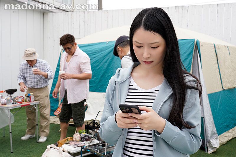 【町内キャンプNTR テントの中で何度も中出しされた妻の衝撃的浮気映像 朝日りお】
妻のりおと結婚して3年、都会の暮らしに疲れていた僕たちは移住者募集の広告に惹かれ、この田舎に引っ越してきました。会長の小沢さんが開いてくれた歓迎会も和やかな雰囲気で進んでいま...