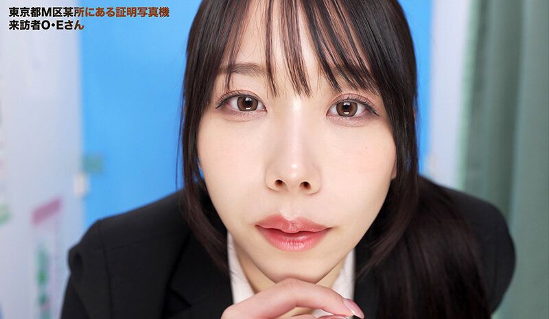 【ここで撮影した写真を貼れば絶対合格するというピストンバイブ証明写真ボックス リクルートスーツの女子大生がどんなに突かれても笑顔をキープ】
コンビニや駅などで見かける証明写真機。履歴書用の顔写真を撮る際には欠かせない機械ですが今、若い女性たちの間でバズってる話題の証明写真機があるのをご存じでしょうか？何やら証明写真機に隠されたとあるギミックが女性たちの顔を‘最高の表情’にさせるのだというのだが…。外に聞こえないようイキ我慢！面接官バリに音声ガイドが質問責め！セクハラ質問多数！ピストンバイブされながら冷静に答えらるのか！？