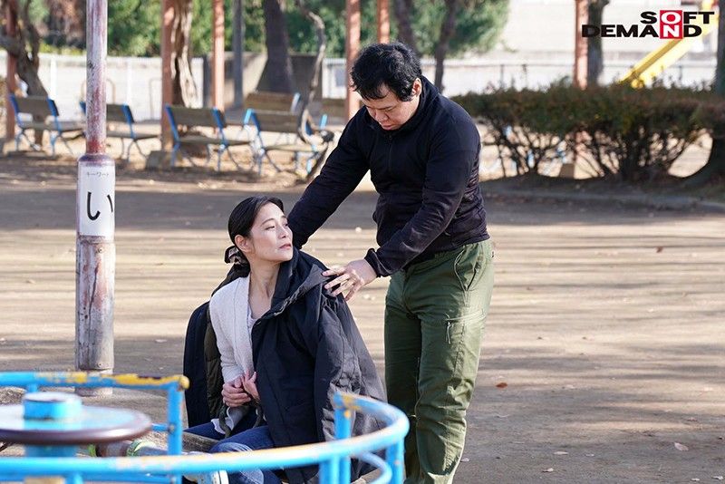 【僕は子供部屋おじさんです。母で性欲処理をすませています。母子だけの2Kアパート暮らし編 桃色かぞくVOL.21 平岡里枝子】
超話題の母子相姦ドラマがついにシリーズ第三章へ突入。子供部屋おじさんの息子と閉経した母の近親相姦物語は佳境を迎える。母は夫と離婚し、地方のボロアパートで息子と二人暮らしをして...