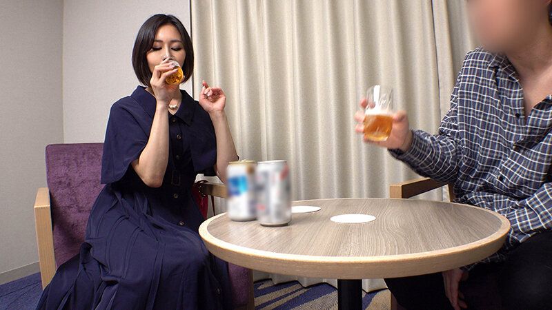 【【淫乱ママ活セレブ】熟れ頃食べ頃四十路ドスケベ痴女奥さま 人妻を骨抜きにするママ活男子に滅茶苦茶に犯●れイキ狂う淫乱中出しファック！！【スレンダー美巨乳】】
結婚10年目のあかりさん40歳。子宝に恵まれなかったですが資産家の旦那さんと幸せな結婚生活を送っていたがアラフォーになり性欲が爆発！！主張ホストに通いはじめちゃってそこでお気...