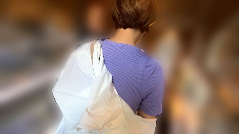 【街角で声をかけてパンツの染みを見せてもらう アパレル店員 さつきちゃん】
街行く女性に声をかけパンツを見せてもらう街角シリーズ目を付けたターゲットはセクシーなピチピチワンピースの巨乳女子。はいているパンツを見せてとお願いされると呆れ顔ながらも結局は...