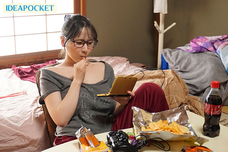 【実家に帰省すると姉は終わってる引きこもり干物で喪女にできあがってた 庵ひめか】
数年ぶりに帰省すると姉は相変わらず無気力ニートで引きこもり。だらしない格好で一日過ごし、母親にキツく当たり傍若無人な振る舞い。もう人生諦めてて終わってる人。でもそんな 姉に手...