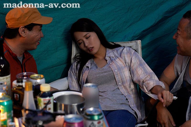 【町内キャンプNTR テントの中で何度も中出しされた妻の衝撃的寝取られ映像 通野未帆】
地元を離れ、妻・未帆とこの町に越して半年が経つ。多忙な日々が続き、僕は子供が欲しいと言う未帆の願いも後回しにしていた。未帆には町内会の役員も任せていたので罪滅ぼしの様に資料作...