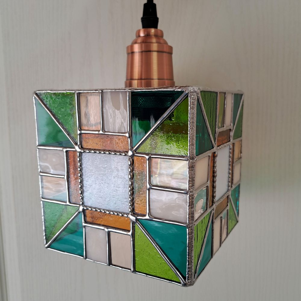 La même lampe, prise en photo devant une porte, on voit mieux les textures des verres.