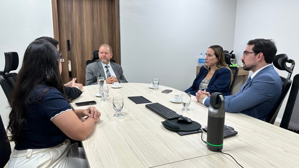 Algumas pessoas sentadas durante reunião