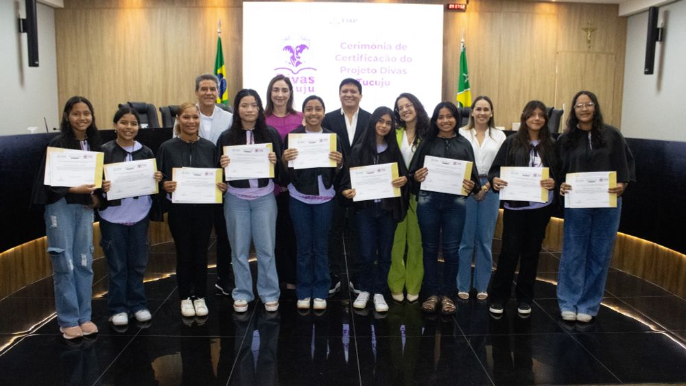 Meninas com certificado na mão