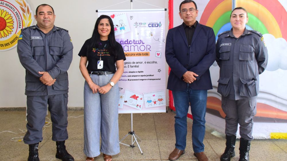 4 pessoas alinhadas, algumas sorrindo para foto. 