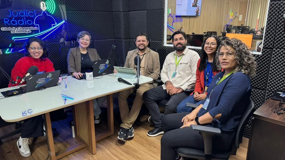 Pessoas sentadas em volta de uma mesa