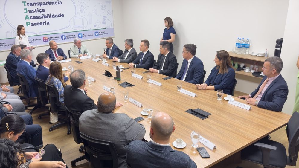 Pessoas reunidas durante encontro institucional 