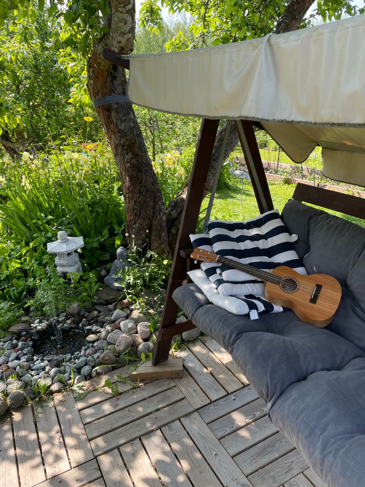 Puutarhakeinussa ukulele.