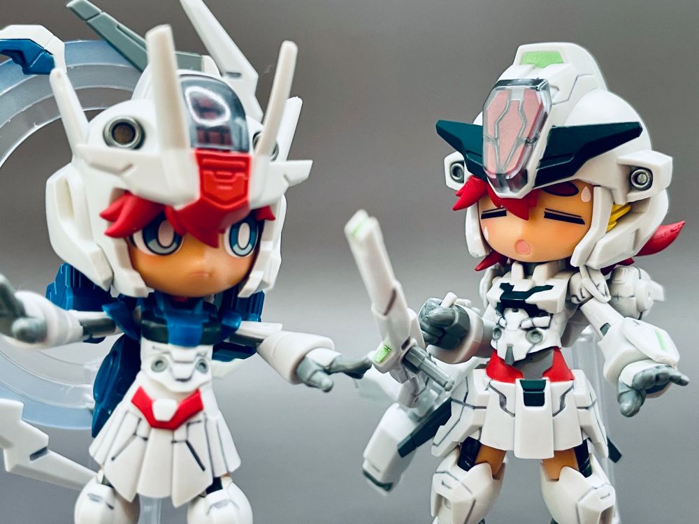 Mechagurumi figure of Calibarn Suletta and Aerial Rebuild Ericht, posed together 