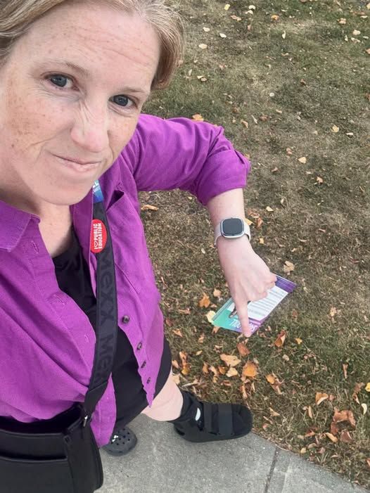 photo of me pointing at my airboot while doorknocking