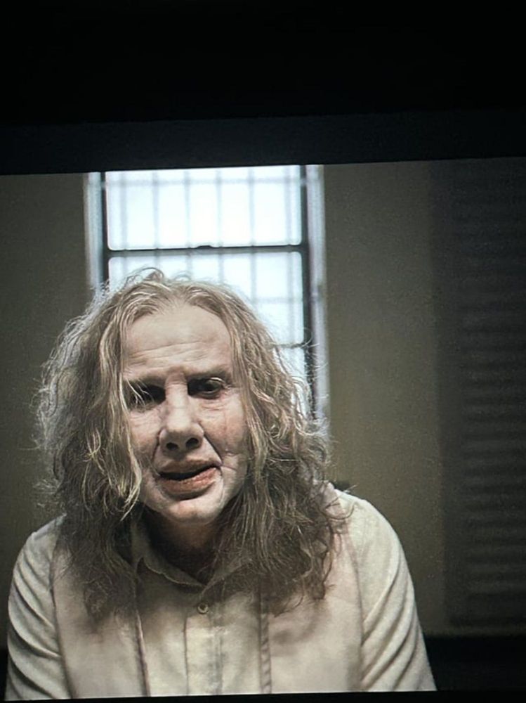 Nicolas Cage interpretando um cadaver fresh frozen em longlegs