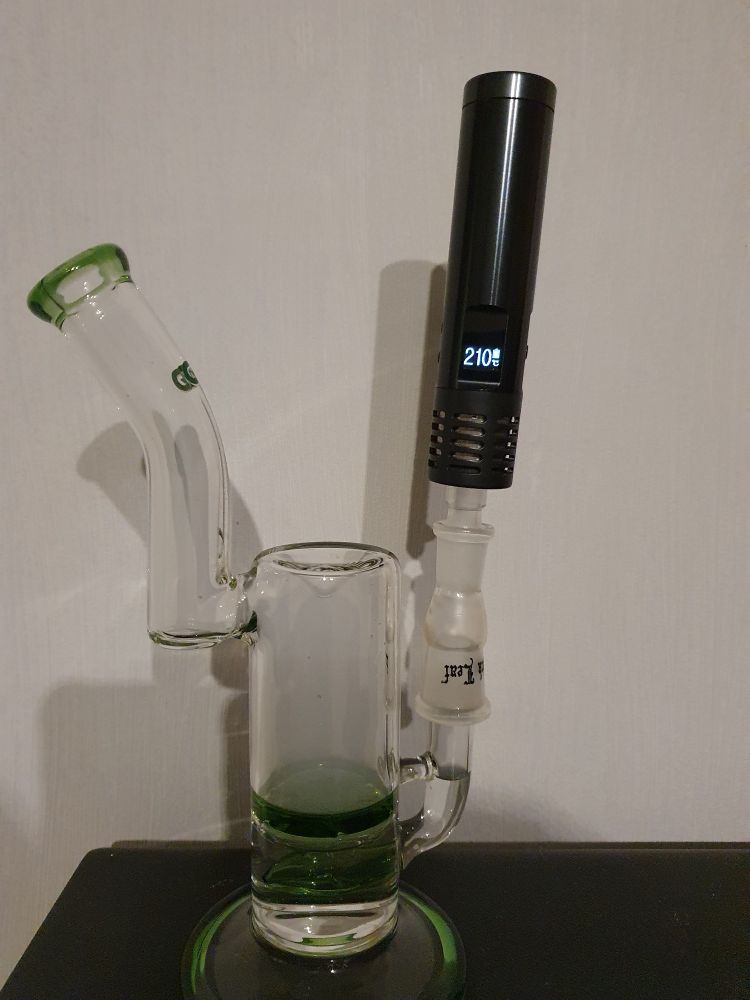 Eine Bong mit Kupplungsstück und den Arizer Air 2 Vaporizer.