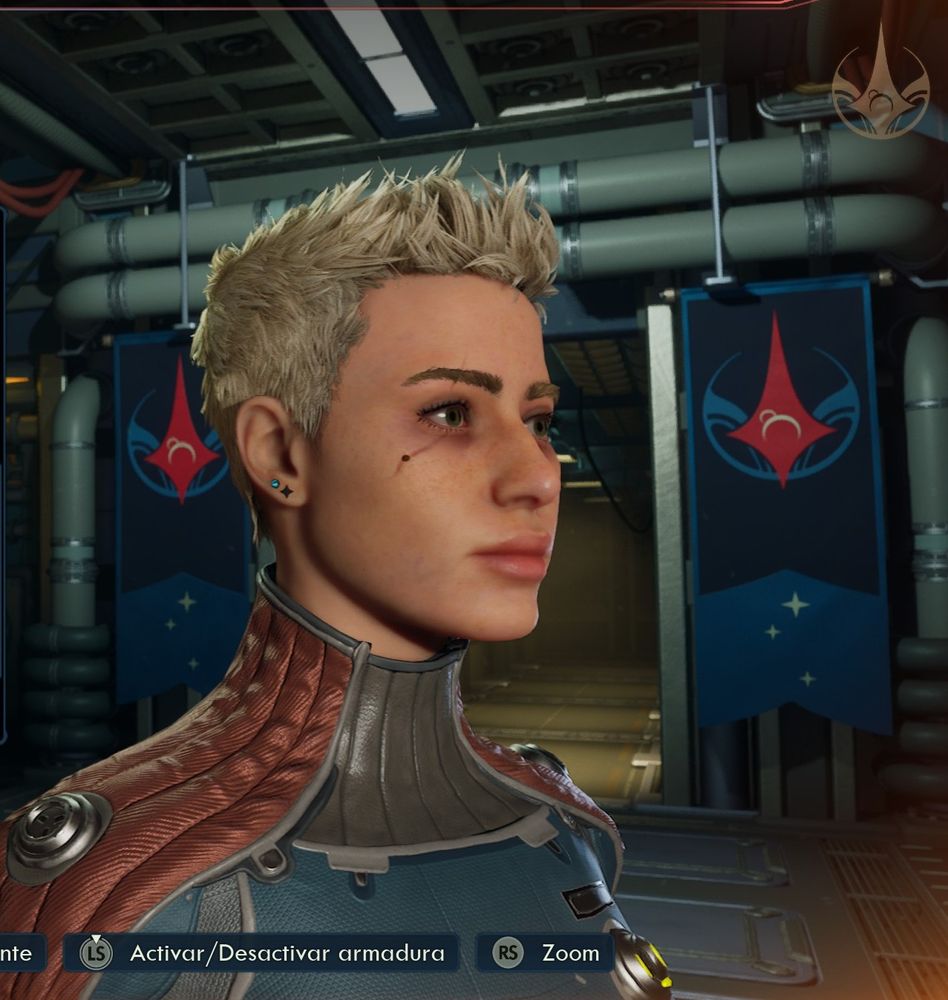 Retrato de mi personaje en el editor de personajes. Rubia, pelo corto, piel clara, ojos color miel, con una cicatriz y un lunar en el pómulo y dos pequeños pendientes en el lóbulo de la oreja. 