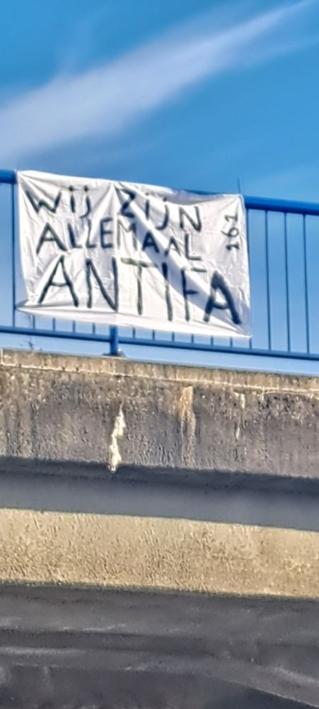 Spandoek aan hek langs weg

Wij zijn allemaal ANTIFA

161